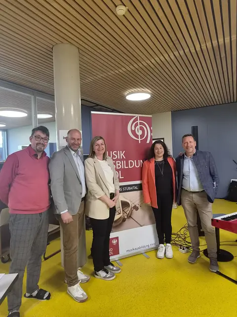 Auch Bürgermeister Daniel Stern konnte sich vom groß Ausbildungsangebot der LMS Stubaital ein Bild machen. Im Bild v.l.: Hornlehrer Edi Giuliani, Bgm. Daniel Stern, LMS-Sekretärin Edith Stern, Klavierlehrerin Rita Goller, LMS - Direktor Peter Margreiter | Foto: LMS Stubaital