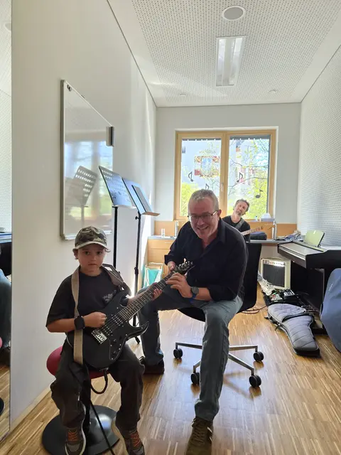 Die E-Gitarre ist eines der beliebtesten Musikschulinstrumente (mit Gitarrenlehrer Martin Öttl, im Hintergrund: Christoph Kuntner) | Foto: LMS Stubaital