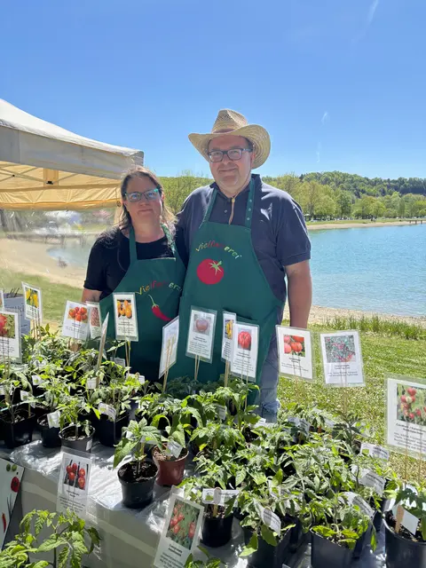 Andrea Bou-Vinals und Guntram Steffko-Bou Vinals boten Jungpflanzen ihrer "Vielfalterei" in Oberdrosen an.  | Foto: Elisabeth Kloiber/MeinBezirk