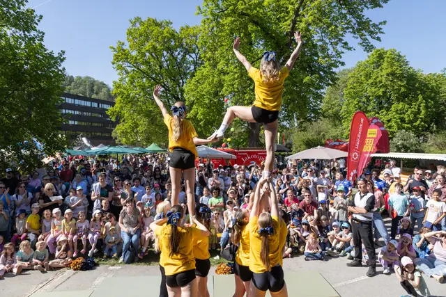 Die Cheerleader sorgten für gute Stimmung.  | Foto: Konstantinov
