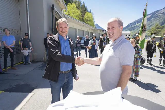 Die symbolische Übergabe bei der Busgarage in Fulpmes.  | Foto: IVB/Berger