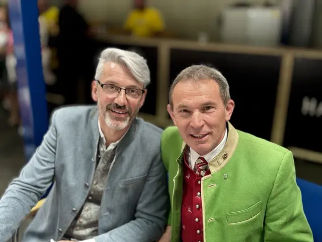 Der Hausherr Johann Sunitsch mit Bürgermeister Hannes Schmidhofer. | Foto: MeinBezirk/Angelika Brunner