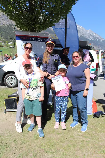 Die Familien Fili und Walsen holten sich den Kinderpolizeiausweis.