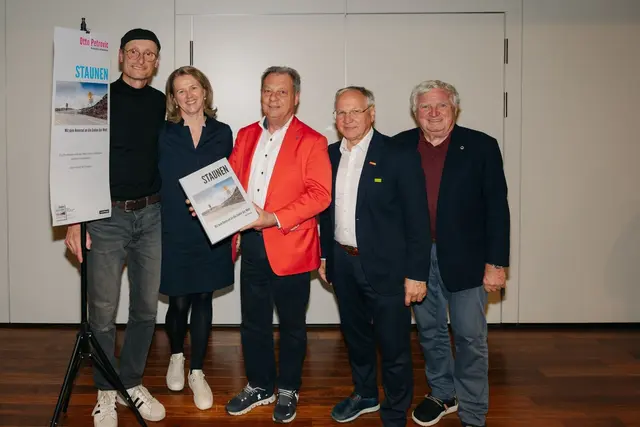 Otto Petrovic mit Lebensgefährtin Katja Lugitsch, Vizepräsident Claudius Handl, Bürgermeister Josef Ober und dem Initiator der Veranstaltung, Ernst Lugitsch (v. l.) | Foto: lauraandrea.at
