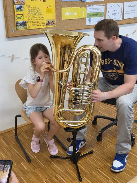 Eine junge Besucherin probiert sich an der Tuba aus. (Tubalehrer Stefan Gasser) | Foto: LMS Stubaital