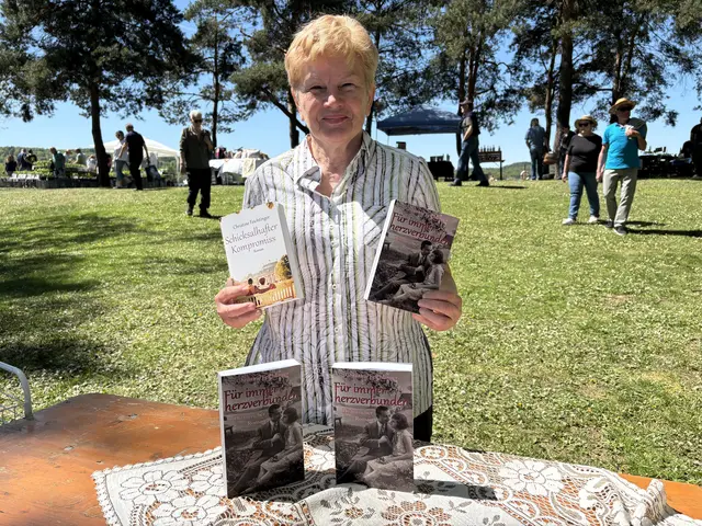 Autorin Christine Feichtinger präsentierte ihre historischen Romane den Besuchern.  | Foto: Elisabeth Kloiber/MeinBezirk