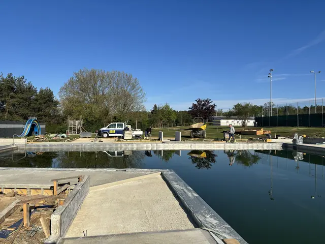 Hochbetrieb auf der Baustelle: Im Heiligenkreuzer Freibad wird derzeit alles für einen Saisonstart Ende Mai vorbereitet.   | Foto: Elisabeth Kloiber