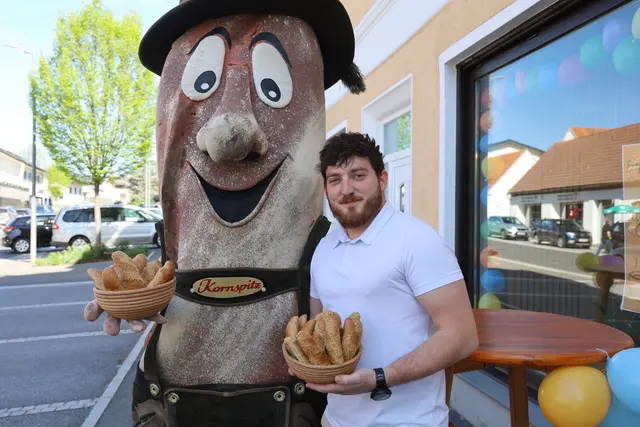 Firmenchef Johannes Binder mit einem Riesenkornspitz vor der Bäckerei in Gnas | Foto: MeinBezirk/Johann Schleich