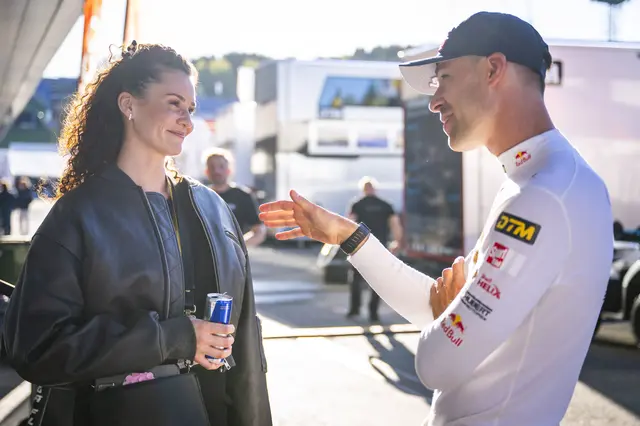 Model Betty Taube mit Kelvin van der Linde. | Foto: Red Bull Content Pool