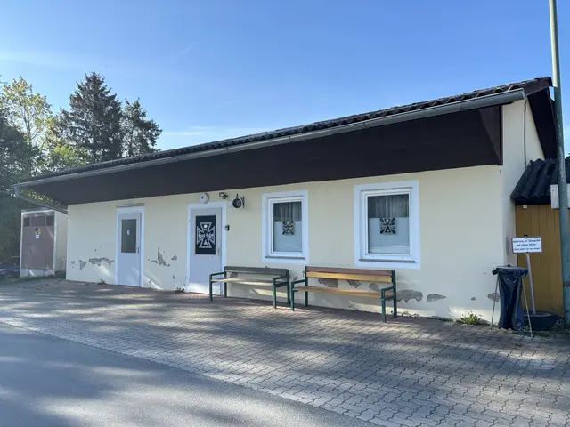 Die Fassade sowie die Fenster des früheren Verwaltungsbüros der Grenzlandhalle in der Schulgasse 5 sollen saniert werden. Aktuell befinden sich in dem Gebäude die öffentlichen Toilettenanlagen sowie der Vereinssitz der Motorradgemeinschaft "Road Rider". | Foto: Elisabeth Kloiber