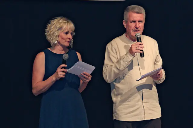 Katharina Reisenzaun und Josef Habringer führten durch das Abendprogramm. | Foto: Alfred Hofer