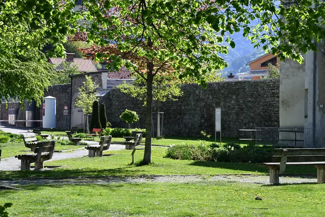 Stadtpark mit alter Stadtmauer