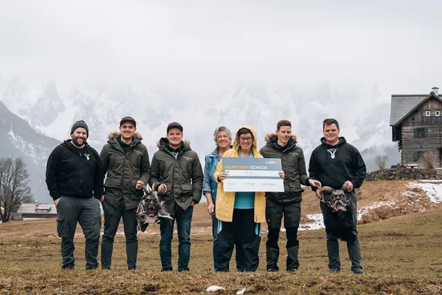 Eine Abordnung der Gosauer Dachsteinfürsten übergeben die großzügige Spende an den Verein „Ich bin Ich“. | Foto: Marco Nagl