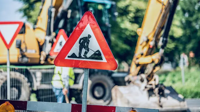 In Rietz wurde bei Baggerarbeiten eine Gasleitung beschädigt. | Foto: unsplash/Miguel Teirlinck (Symbolfoto)