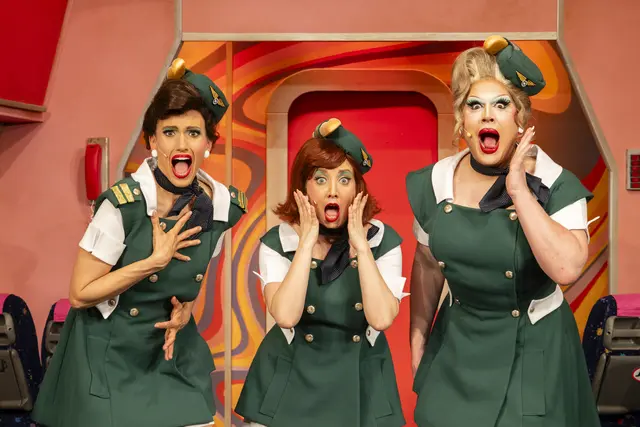 Ines Hengl-Pirker, Marina Petkov und Ryta Tale gaben die drei illustren Stewardessen | Foto: Bettina Frenzel