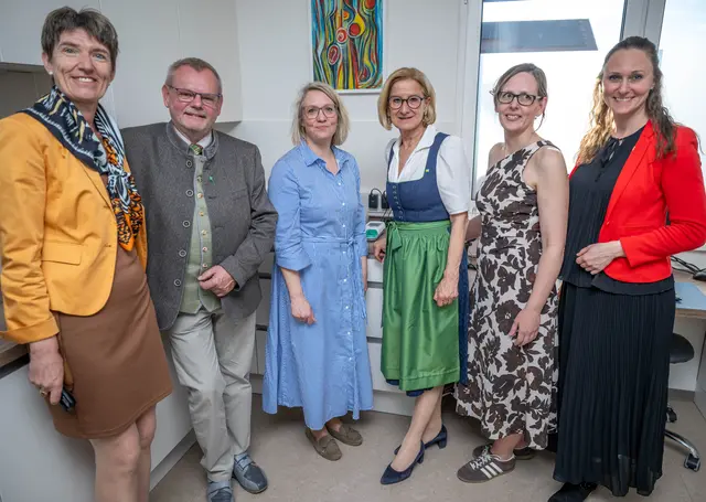 Im Labor des neuen Ärztehauses Ludweis (v.l.n.r.) Nationalratsabgeordnete Martina Diesner-Wais, Bürgermeister Hermann Wistrcil, Stephanie Zukrigl-Warringer, Landeshauptfrau Johanna Mikl-Leitner, Silvia Hundlinger und Bundesrätin Viktoria Hutter. | Foto: NLK Khittl