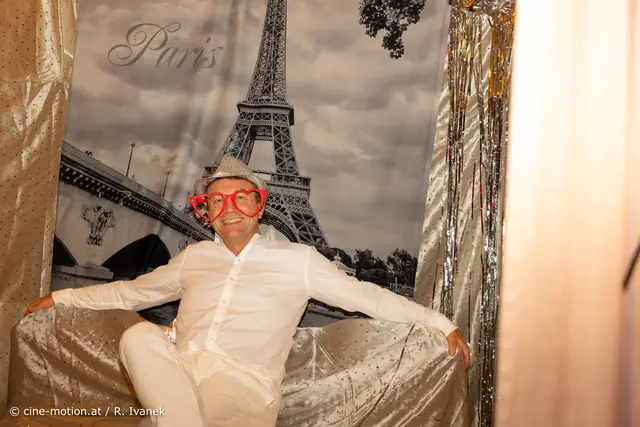 Herzchenbrille und Paris - ob er da sein Herz verloren hat? | Foto: cine-motion.at / R. Ivanek