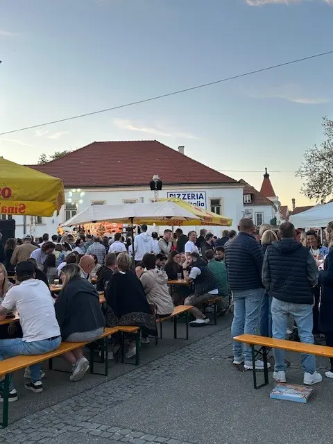 Blick auf den Holzplatz am Abend.