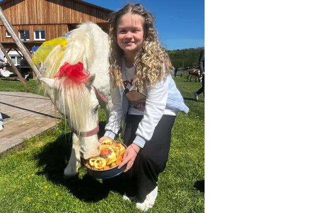 Melina brachte Jolly eine Karotten-Apfel-"Torte" | Foto: Gesa Buzanich