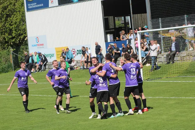 Die Mitterkirchner bejubeln das Führungstor | Foto: MeinBezirk Perg/Köck