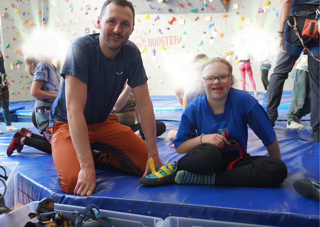 Menschen mit und ohne Behinderungen können beim Klettertreff mitmachen.  | Foto: AMG
