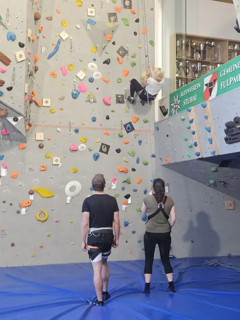 Monika, Lukas und Tessa vom ÖAV beim Klettern.  | Foto: Freiwilligenzentrum Innsbruck-Land