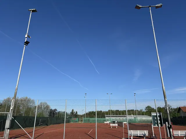 Die Flutlichter auf der Heiligenkreuzer Tennisanlage wurden auf energiesparende LED-Technologie umgerüstet.  | Foto: Elisabeth Kloiber