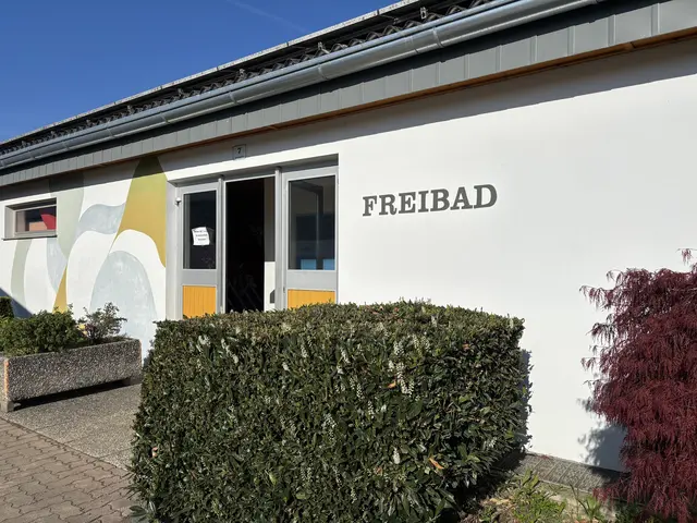 Am 30. Mai startet das Freibad Heiligenkreuz den Sommerbetrieb.  | Foto: Elisabeth Kloiber