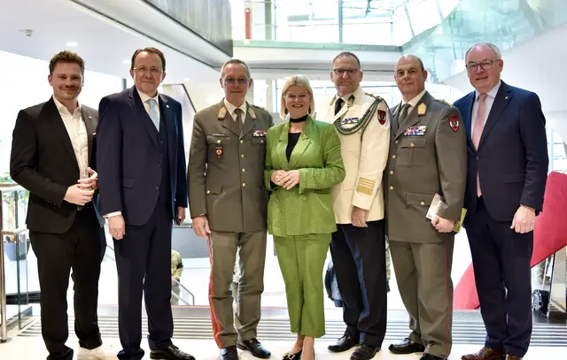 Vizebürgermeister Florian Krumböck, Bürgermeister Matthias Stadler, Generalstabschef Rudolf Striedinger, Bundesministerin Klaudia Tanner, Kapellmeister Adi Obendrauf, NÖ Militärkommandant Georg Härtinger und LH-Stellvertreter Stephan Pernkopf | Foto: ÖBH/Torossian