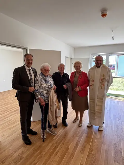 Die ersten Bewohner des Pflegestützpunktes  begutachteten bereits die neuen Räumlichkeiten in Müllendorf.  | Foto: Büro LR Schneemann