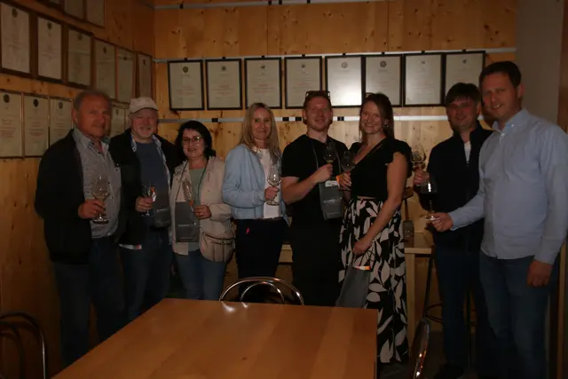 Weingut Hareter mit Alois, Franz, Manuela, Claudia, Bernhard, Larissa, Georg und Markus 