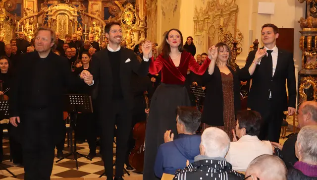 Dirigent Jannik Trescher (rechts) mit den vier nach dem imposanten Oratorium. Solist:innen: Johannes Maria Wimmer als Elias (links), Eva Schöler, Eva Maria Amann und Martin Lechleitner.  | Foto: Tatschl