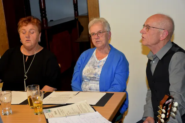 Unter dem Motto „Heimatklänge, Lieder und Geschichten von Daheim“ ließen die Geschwister Wahlmüller, Hansl Brandstätter, Angela Honeder, Maria Haider und Hans Wahlmüller Liedern und Geschichten ihre Pabneukirchner Kinder- und Jugendzeit lebendig werden.  | Foto: Robert Zinterhof