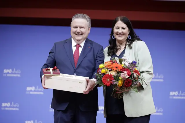 Zum Dank gab es ein Abschiedsgeschenk von Bürgermeister und Landesparteichef Michael Ludwig. | Foto: Sade Jerabek/MeinBezirk