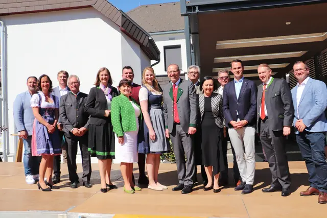 Barbara Eibinger-Miedl, Manuela Khom, Martina Hammer, Josef Birnstingl, Andreas Weitlaner, Elisabeth Meixner und Stefan Hermann (alle Bildmitte) feierten mit der Bevölkerung die Eröffnung der VS St. Bartholomä. | Foto: Edith Ertl