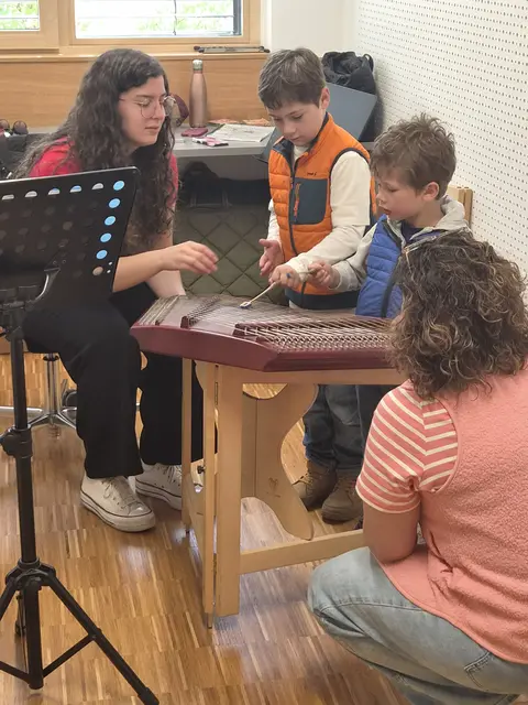 Das Hackbrett ist ein sehr beliebtes Instrument bei jung und alt.  | Foto: LMS Stubaital