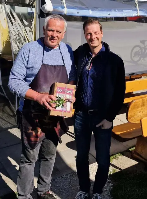 Zahlreiche Gratulanten, wie Bürgermeister Thomas Reingruber (rechts), überbrachten Würstlstand-Inhaber Herbert Ofner ihre Glückwünsche. | Foto: Gemeinde