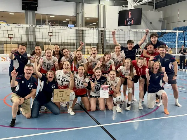 So sehen Sieger aus: Die Erzbergmadln - hier mit Fans und Sponsoren – holen sich Platz drei in der Austrian Volley League Women. | Foto: Alfred Leithold