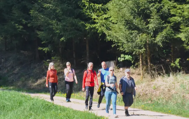 Bei strahlendem Frühlingswetter trafen sich heute mehr als 100 motivierte Teilnehmer in Waldhausen zum gemeinsamen Start der OÖ Bewegungs-Challenge. Eine Veranstaltung der Gesunden Gemeinde Waldhausen.  | Foto: Gesunde Gemeinde Waldhausen