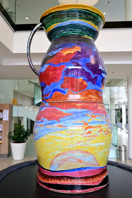 Porzellankrug im XXL-Format als Mahnmal für Depression und Suizid