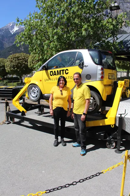 Sonja und Manfred mit dem Öamtc Unfallsimulator