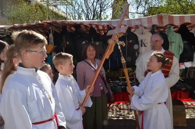 Begrüßung der Georgiwallfahrer durch deren Kreuz mit dem Kreuz der Pfarre. | Foto: Oblak