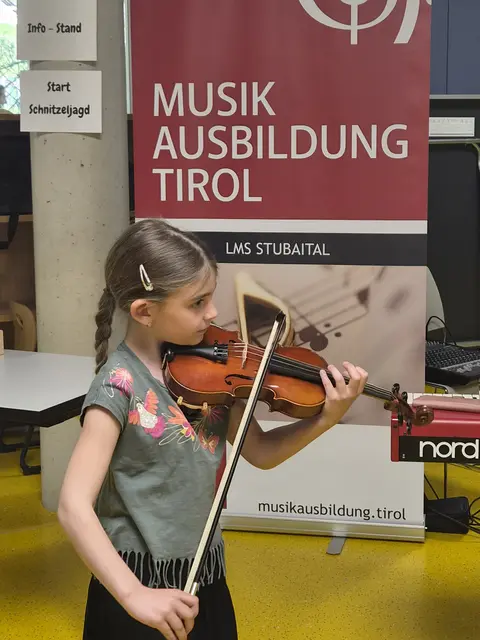 Antonia Mathoi, ein junges Geigentalent aus Telfes spielte beim Tag der offenen Türe groß auf.  | Foto: LMS Stubaital