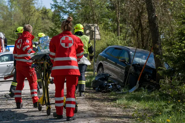 Pkw prallt nach Kollision gegen Baum – zwei Verletzte