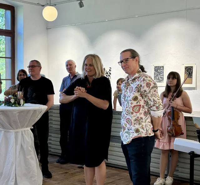 Petra Werkovits (Bildmitte) und der Künstler Gerhard Kubassa. | Foto: Dagmar Tutschek