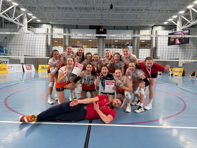 Die Erzbergmadln gewinnen den Volleyballkrimi in Linz und jubeln mit ihrem Trainerteam über Platz drei. | Foto: Alfred Leithold