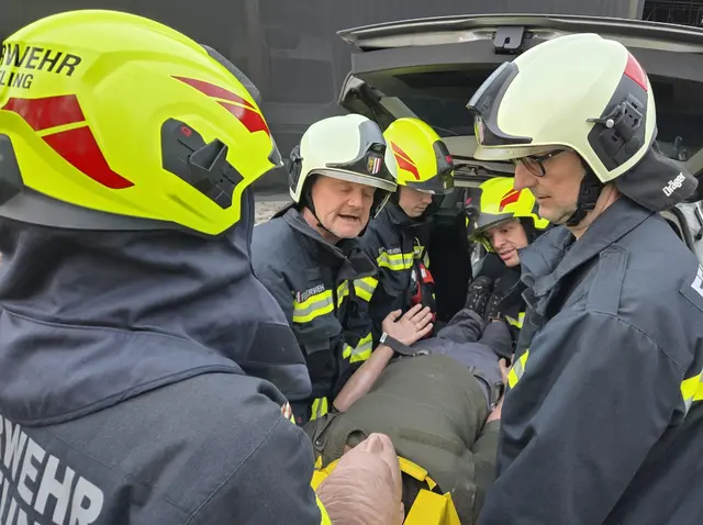 Feuerwehr Treffling rettete bei Unfall-Simulation Personen