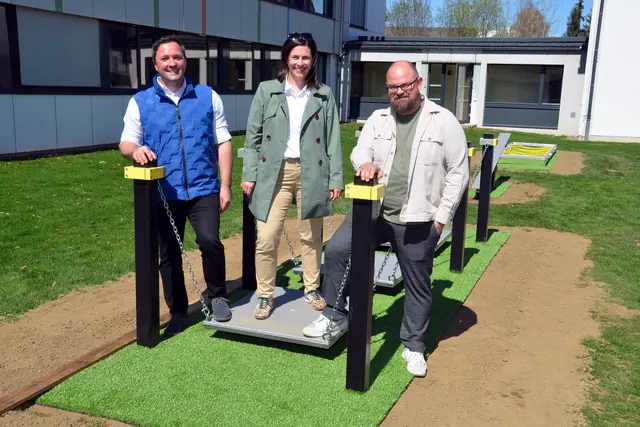Bgm. Markus Tafeit mit Direktorin Christina Saurugg und Vize Robert Reiter im neuen Motorikpark. | Foto: Freigassner