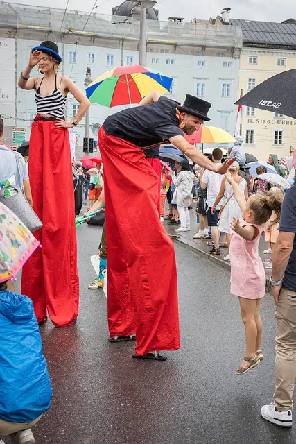 Das Stadtfest Salzburg 2026 steht unter dem Motto „Wir bauen Brücken!“ und bringt von 26. bis 28. Juni erneut ein vielfältiges Kultur- und Begegnungsprogramm in die Altstadt. | Foto: Stadt Salzburg/Wildbild