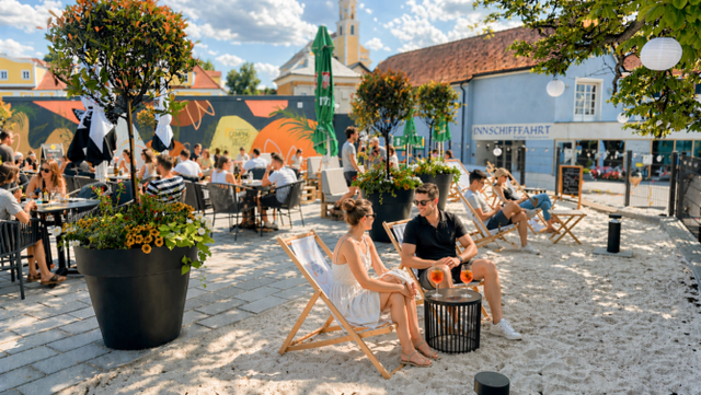 Das Baumgartner Bistro am Inn ist mit seinem Beach-Flair und dem vielseitigen Angebot ein Highlight in Schärding. | Foto: Brauerei Jos. Baumgartner GmbH
